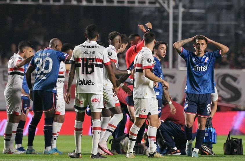 Uruguaylı futbolcu Juan Izquierdo yaşam savaşını kaybetti Sahada baygınlık geçirmişti...