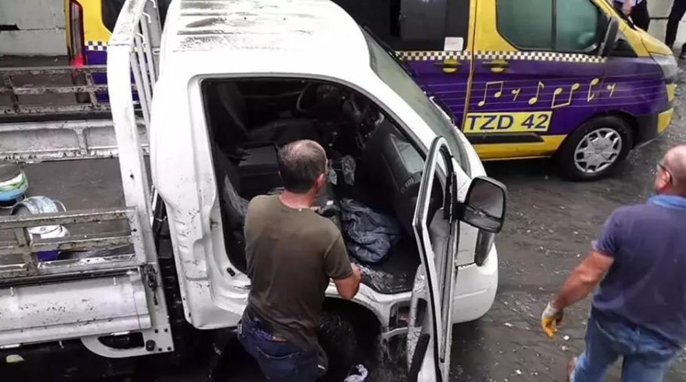 SON DAKİKA İstanbul yoğun yağış altında Hemen yanıbaşı ise kavruluyor Ürünler biçilmeden tarlada kalıyor