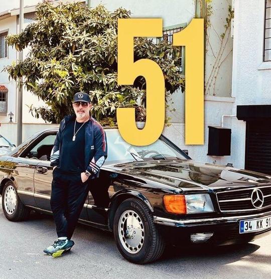 Klasik otomobil tutkusuyla bilinen Cem Yılmazdan dikkat çeken paylaşım: Kızlarla Bodrumdan dönüyoruz