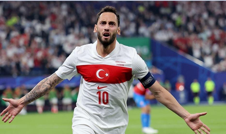 Hakan Çalhanoğlu imzayı atıyor