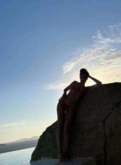 Burcu Özberkten tatil pozları Dünyanın en güzel kadını