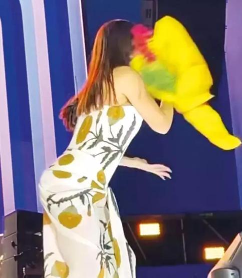 Simge Sağına konserinde çiçek ve telefon fırlatılmıştı Yoksa Wanda’dan mesaj mı Savaş Özbey yazdı