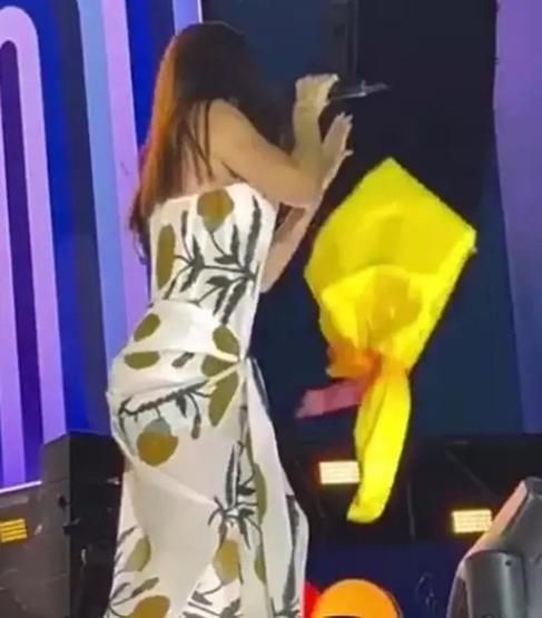 Simge Sağına konserinde çiçek ve telefon fırlatılmıştı Yoksa Wanda’dan mesaj mı Savaş Özbey yazdı