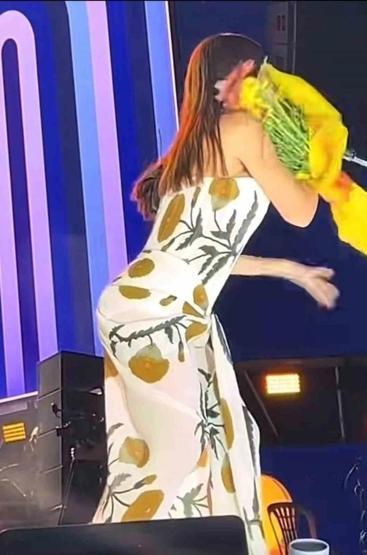 Simge Sağına konserinde çiçek ve telefon fırlatılmıştı Yoksa Wanda’dan mesaj mı Savaş Özbey yazdı