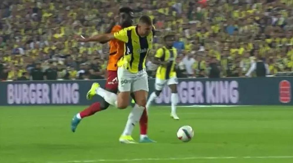 Fenerbahçe - Galatasaray maçındaki tartışmalı pozisyonlar değerlendirildi Eski hakemlerin yorumu ne Penaltı kararı doğru mu