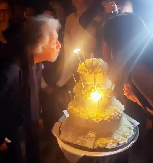 83 yaşında 4. kez baba olmuştu The Godfatherın yıldızı Al Pacinodan genç sevgilisine doğum günü jesti