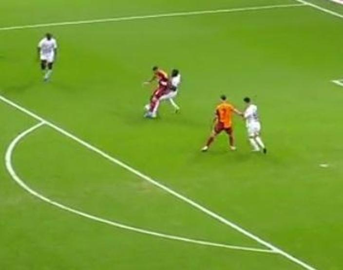 Galatasaray - Kasımpaşa maçındaki penaltı kararı doğru mu Elle oynama pozisyonu incelendi...
