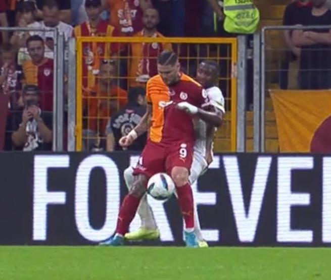Galatasaray - Kasımpaşa maçındaki penaltı kararı doğru mu Elle oynama pozisyonu incelendi...