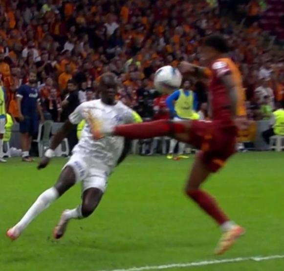 Galatasaray - Kasımpaşa maçındaki penaltı kararı doğru mu Elle oynama pozisyonu incelendi...