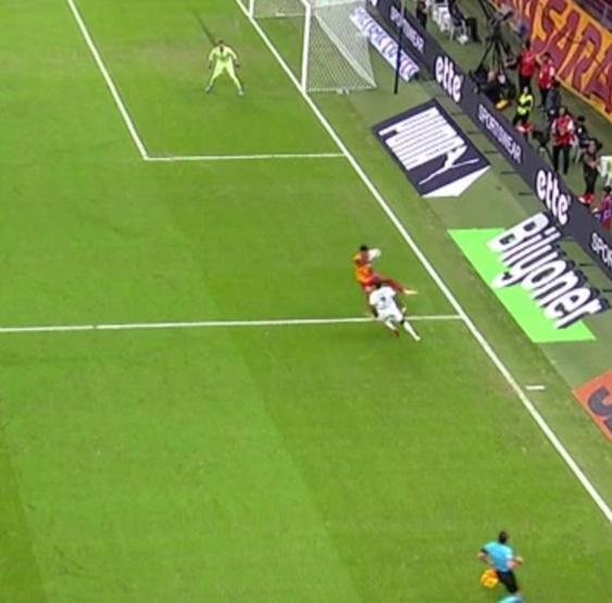 Galatasaray - Kasımpaşa maçındaki penaltı kararı doğru mu Elle oynama pozisyonu incelendi...