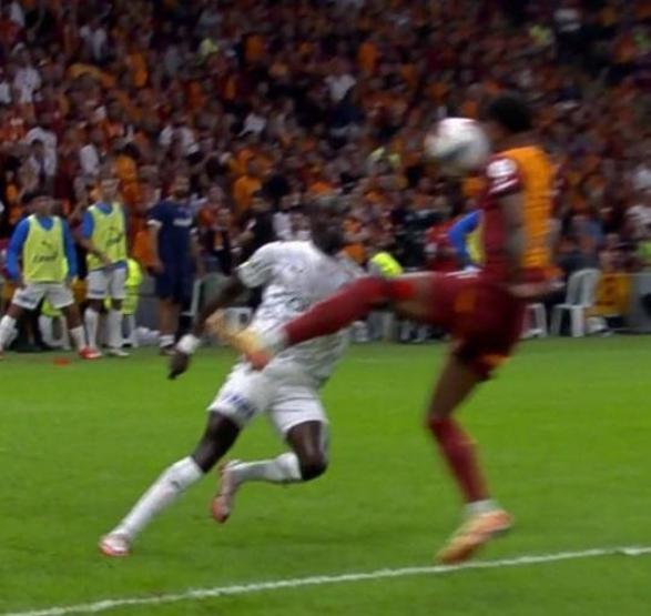 Galatasaray - Kasımpaşa maçındaki penaltı kararı doğru mu Elle oynama pozisyonu incelendi...