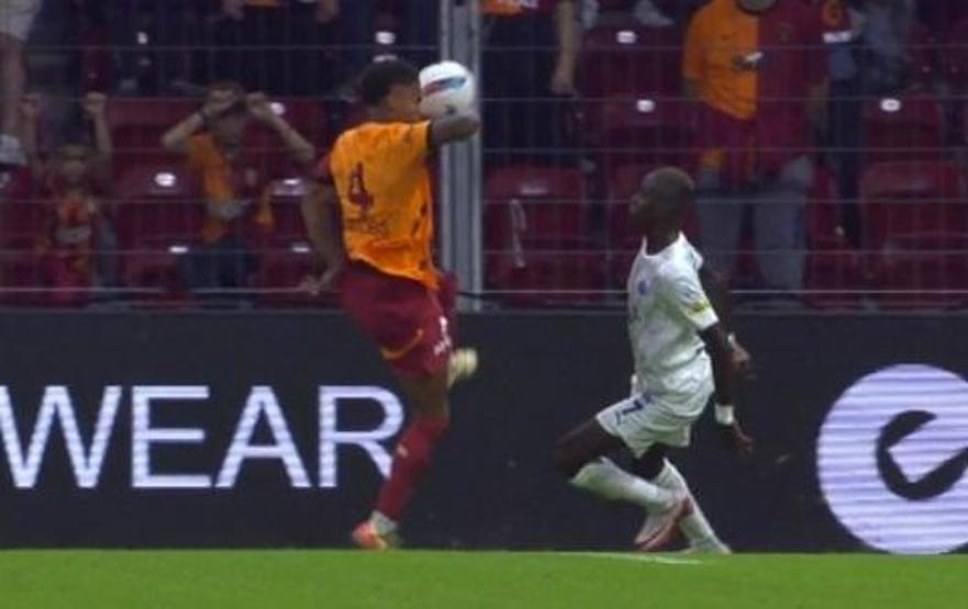 Galatasaray - Kasımpaşa maçındaki penaltı kararı doğru mu Elle oynama pozisyonu incelendi...