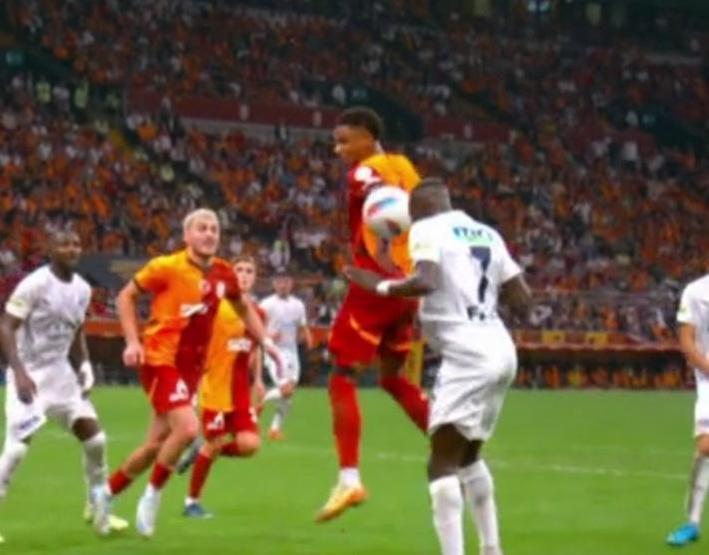 Galatasaray - Kasımpaşa maçındaki penaltı kararı doğru mu Elle oynama pozisyonu incelendi...