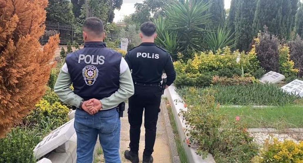 Türkiyenin konuştuğu olay Polis, mezarının başından ayrılmıyor Herkes 3 Ekim perşembeyi bekliyor...
