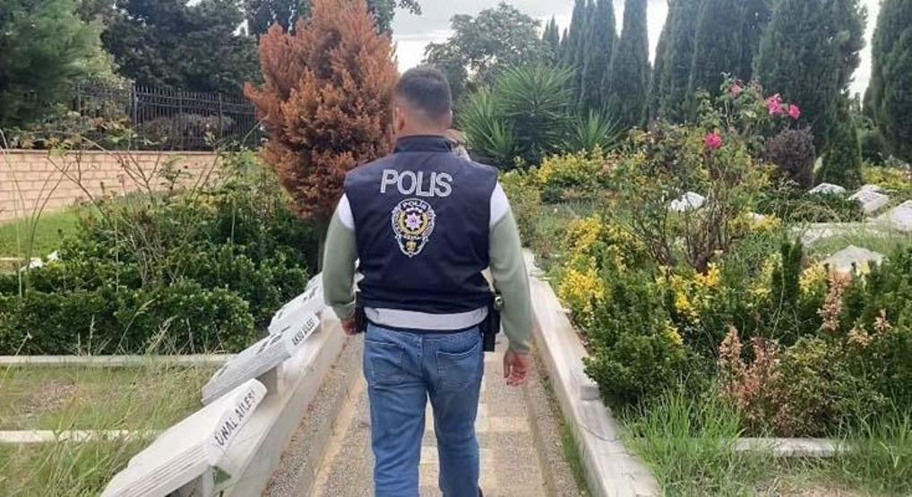 Türkiyenin konuştuğu olay Polis, mezarının başından ayrılmıyor Herkes 3 Ekim perşembeyi bekliyor...