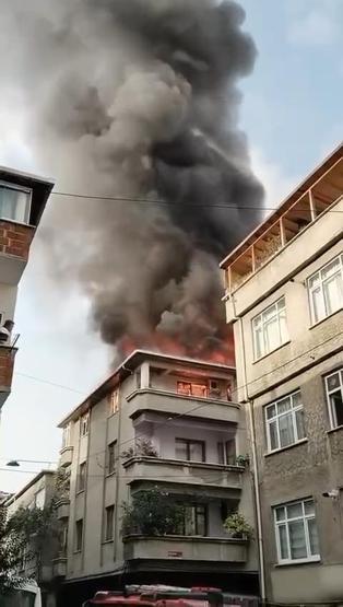 Çatı yangını daireye sıçradı; 2 kişi yaralandı