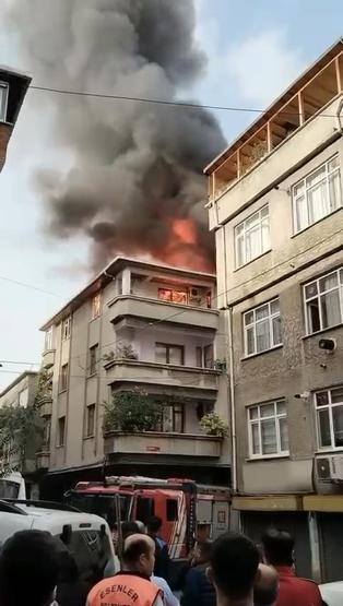 Çatı yangını daireye sıçradı; 2 kişi yaralandı