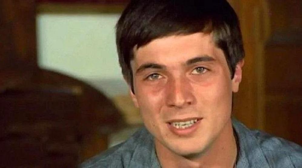 Hababam Sınıfının Çalışkan Ahmeti Ahmet Sezerelin son hali şoke etti Meğer eşi, Yargı dizisinin oyuncusuymuş