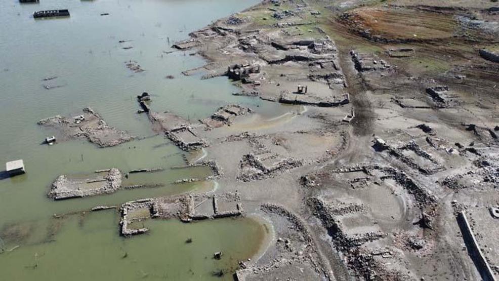 Su seviyesi düştü, köyün kalıntıları gün yüzüne çıktı