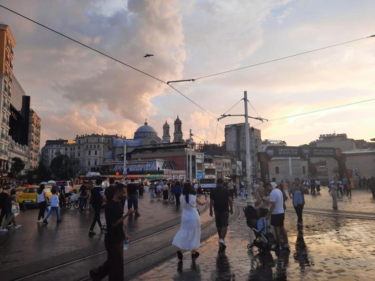 Meteoroloji uyarmıştı Aniden bastıran yağmur vatandaşlara zor anlar yaşattı