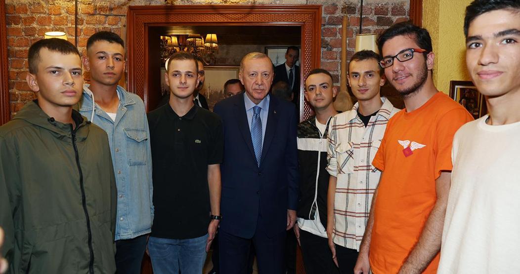 Cumhurbaşkanı Erdoğandan sürpriz ziyaret Çengelköyde vatandaşlar ile sohbet etti