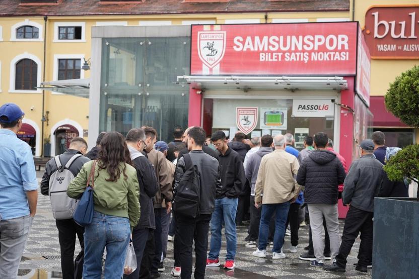 Samsunda Fenerbahçe maçı öncesi bilet kuyruğu