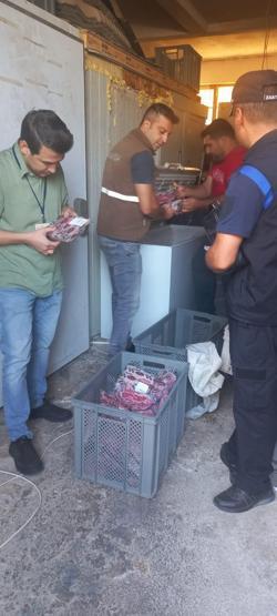 Manisada bozuk ürün baskını Ele geçirilmeseydi insanlara yedirecektiler... Hepsi imha edildi...