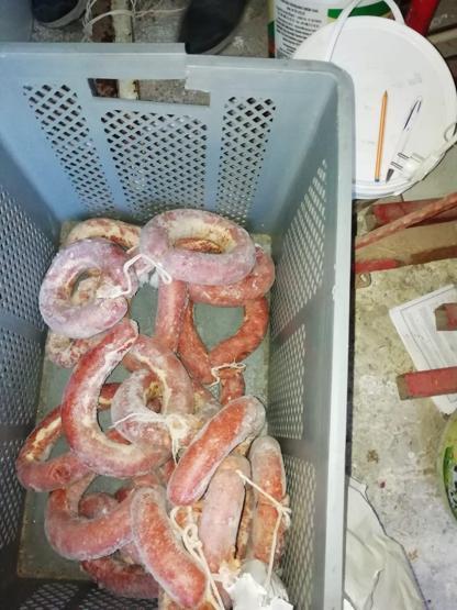 Manisada bozuk ürün baskını Ele geçirilmeseydi insanlara yedirecektiler... Hepsi imha edildi...