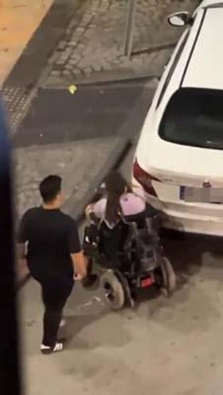 Engelli rampası önüne park eden otomobili görünce çileden çıktı, elindeki penseyle zarar verdi