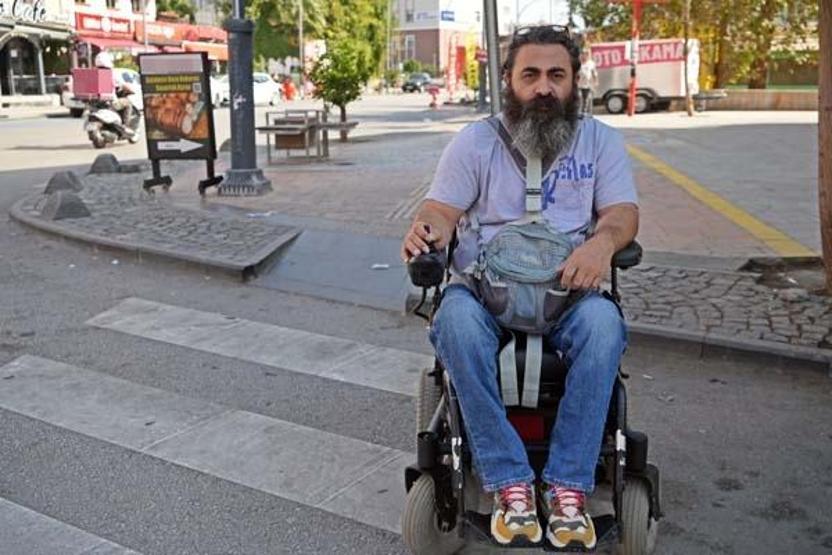 Engelli rampası önüne park eden otomobili görünce çileden çıktı, elindeki penseyle zarar verdi