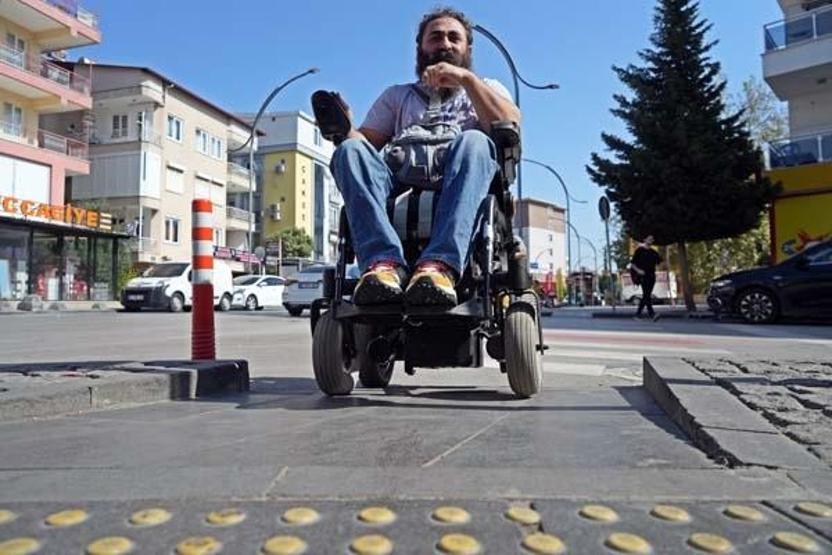 Engelli rampası önüne park eden otomobili görünce çileden çıktı, elindeki penseyle zarar verdi