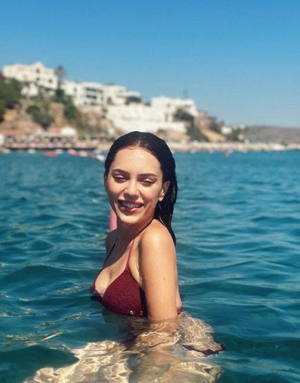 İnci Taneleri’nin Nehir’i Sera Kutlubey babasını paylaştı BENZERLİKLERİ DİKKAT ÇEKTİ