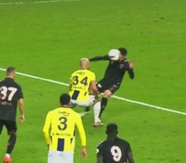 Samsunsporun golünde İrfan Can Kahveciye faul var mı Hakemler bu pozisyonu değerlendirdi...