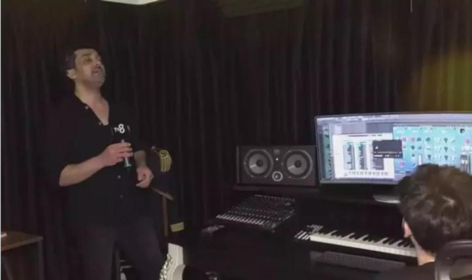Popstar Bayhan villasının kapılarını açtı Tam bir koleksiyoner çıktı