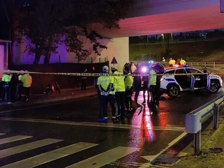 SON DAKİKA İstanbul Bakırköyde kazaya müdahale eden polis aracına İETT otobüsü çarptı: 1 polis şehit oldu | En Son Haberler...