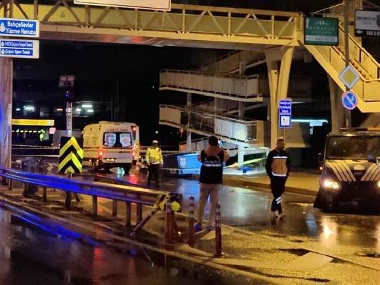 SON DAKİKA İstanbul Bakırköyde kazaya müdahale eden polis aracına İETT otobüsü çarptı: 1 polis şehit oldu | En Son Haberler...