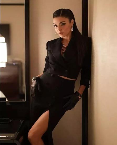 Hande Erçel tarzıyla hayran bıraktı SEVENLERİNDEN TAM NOT ALDI