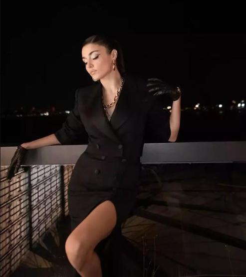 Hande Erçel tarzıyla hayran bıraktı SEVENLERİNDEN TAM NOT ALDI