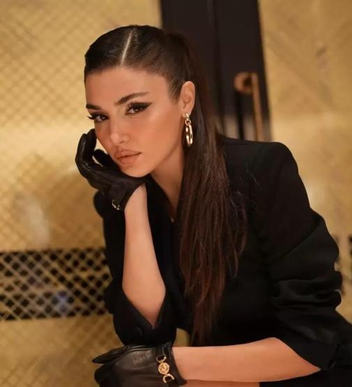 Hande Erçel tarzıyla hayran bıraktı SEVENLERİNDEN TAM NOT ALDI