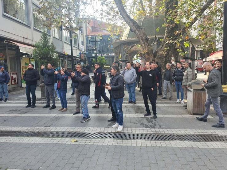 Kimisi et attı, kimisi telefona sarıldı Gören dönüp bir daha baktı