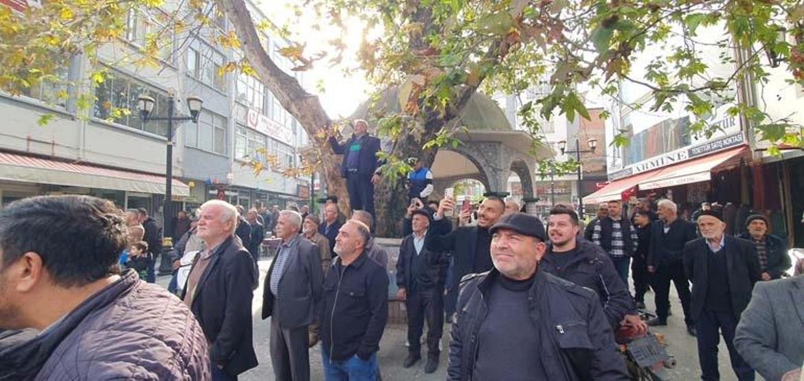 Kimisi et attı, kimisi telefona sarıldı Gören dönüp bir daha baktı