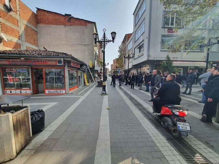 Kimisi et attı, kimisi telefona sarıldı Gören dönüp bir daha baktı