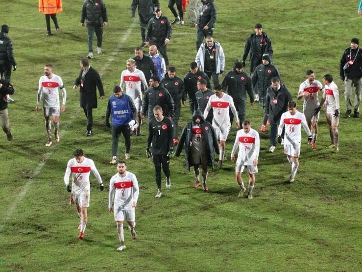 Eski milli futbolcu Nihat Kahveci, Karadağ kabusu sonrası çılgına döndü: Hayatımda bu kadar sinirlendiğimi hatırlamıyorum