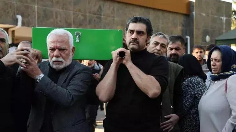 Popstar Bayhan, babası Sabahattin Gürhanı son yolculuğuna uğurladı AYAKTA DURMAKTA GÜÇLÜK ÇEKTİ