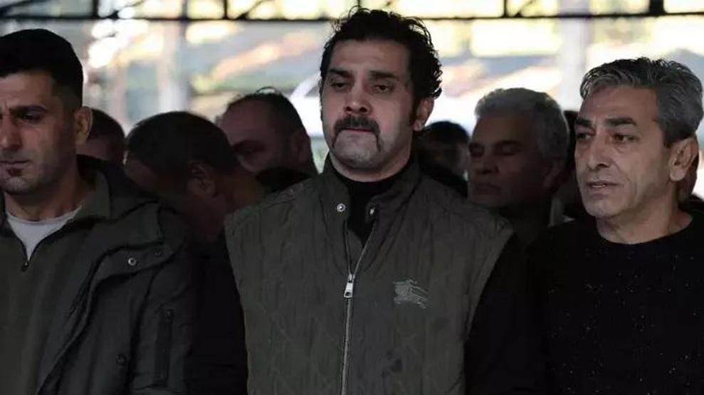 Popstar Bayhan, babası Sabahattin Gürhanı son yolculuğuna uğurladı AYAKTA DURMAKTA GÜÇLÜK ÇEKTİ