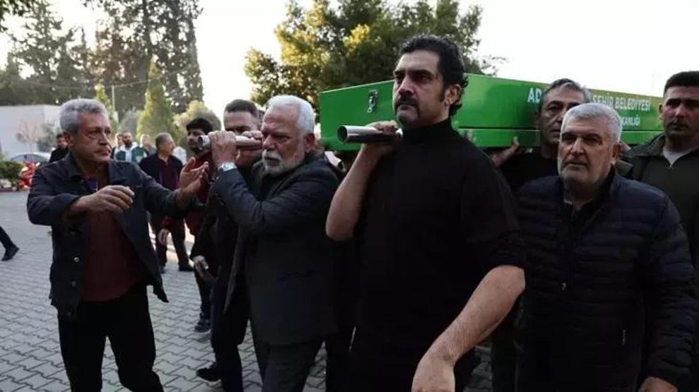 Popstar Bayhan, babası Sabahattin Gürhanı son yolculuğuna uğurladı AYAKTA DURMAKTA GÜÇLÜK ÇEKTİ