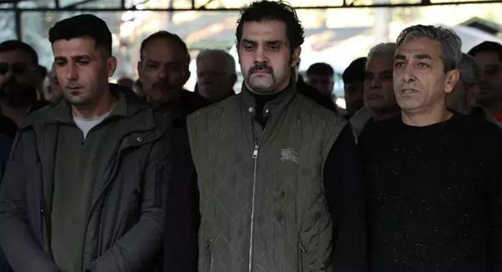 Popstar Bayhan, babası Sabahattin Gürhanı son yolculuğuna uğurladı AYAKTA DURMAKTA GÜÇLÜK ÇEKTİ