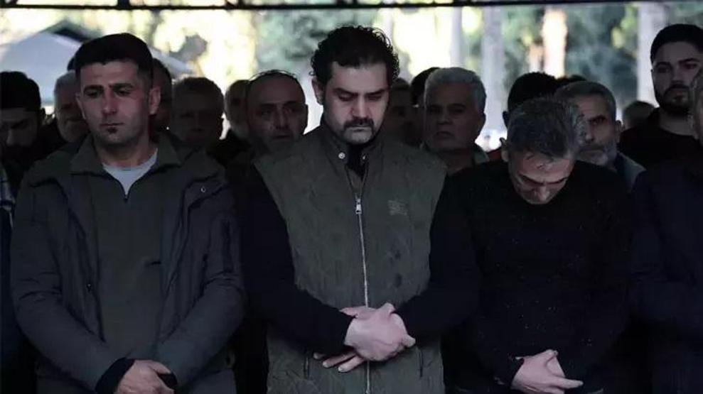 Popstar Bayhan, babası Sabahattin Gürhanı son yolculuğuna uğurladı AYAKTA DURMAKTA GÜÇLÜK ÇEKTİ