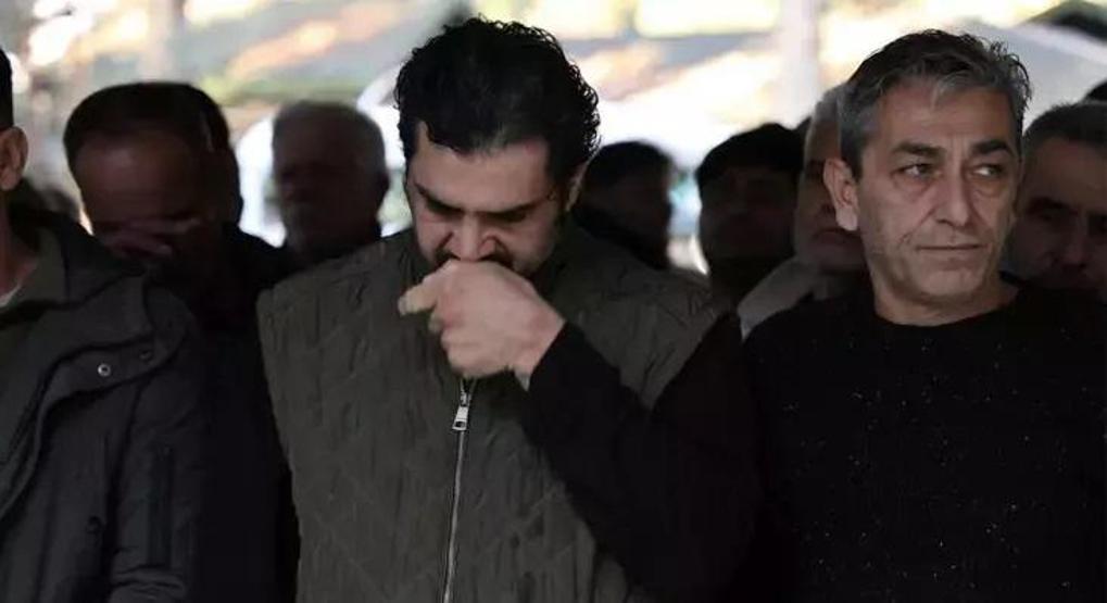Popstar Bayhan, babası Sabahattin Gürhanı son yolculuğuna uğurladı AYAKTA DURMAKTA GÜÇLÜK ÇEKTİ