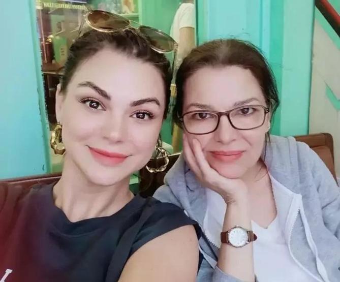 Üç Kız Kardeşin Türkanı Özgü Kayanın annesini gören aynı şeyi söyledi: ABLA-KARDEŞ GİBİLER